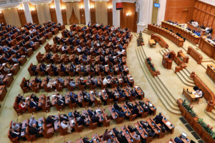 Moțiunea de cenzură împotriva Guvernului Bolojan a fost prezentată în plenul comun, dezbaterea și votul fiind programate pentru 5 mai.