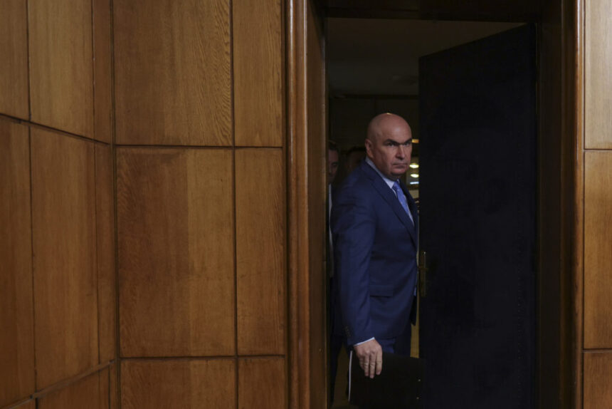 Astăzi se votează moțiunea ce ar putea schimba Guvernul Bolojan.