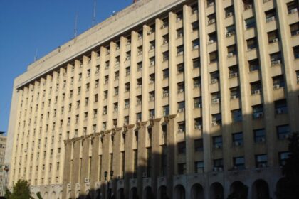 Liftul s-a prăbușit la Ministerul Transporturilor: Cinci persoane rănite, duse la spital.