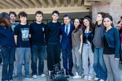 Elevii români au ocupat primele patru locuri la Campionatul Mondial de robotică „FIRST Tech Challenge” din SUA.