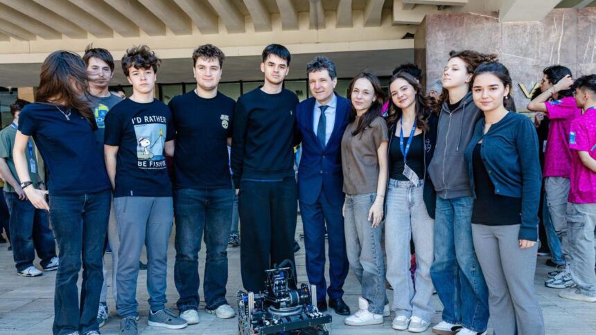 Elevii români au ocupat primele patru locuri la Campionatul Mondial de robotică „FIRST Tech Challenge” din SUA.