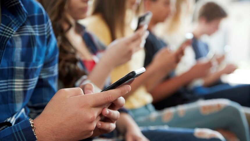Tinerii din Generația Z își dedică zilnic peste 3,5 ore activităților online.