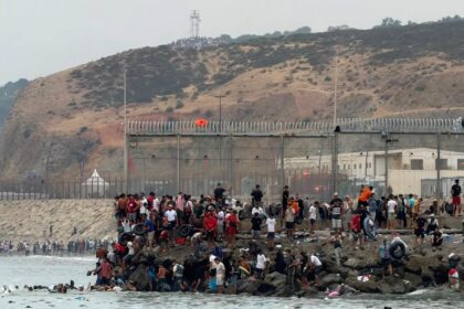 invazie migranti ceuta spania foto el pueblo de ceuta