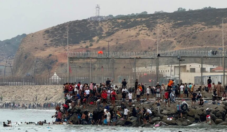 invazie migranti ceuta spania foto el pueblo de ceuta